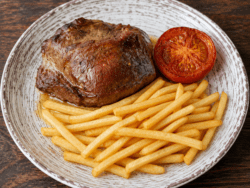 Carrillera al Horno con Guarnición de Patatas y Tomate al Horno