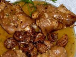 Manitas de Cerdo con Caracoles