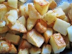 Patatas con All i Oli y Salsa Brava
