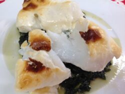 Bacalao con espinacas gratinado con all i oli