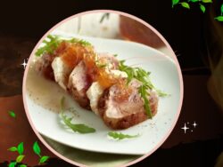 Solomillo con queso de cabra y cebolla caramelizada