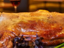 1/2 Cochinillo al estilo segoviano con guarnición (4-5pax.)